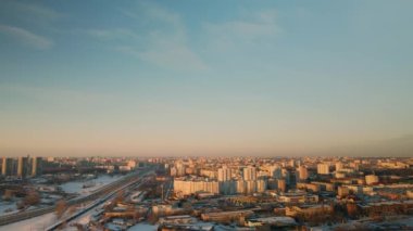 Büyük bir şehrin banliyösü. Uçuşun yüksekliğinden bir blok ötede. Yoğun trafiği olan şehir otoyolu. Kış şehri manzarası. Gün batımında altın saat. Hava fotoğrafçılığı.