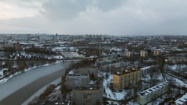 Büyük bir şehrin banliyösü. Uçuşun yüksekliğinden bir blok ötede. Şehir parkında gölet.