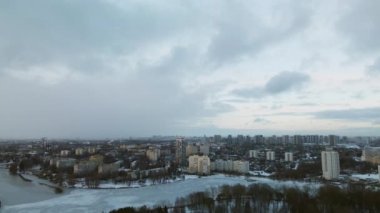 Büyük bir şehrin banliyösü. Uçuşun yüksekliğinden bir blok ötede. Şehir parkında gölet.