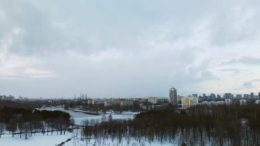 Büyük bir şehrin banliyösü. Uçuşun yüksekliğinden bir blok ötede. Şehir parkında gölet.