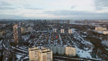 Büyük bir şehrin banliyösü. Uçuşun yüksekliğinden bir blok ötede. Yoğun trafiği olan şehir otoyolu. Kış şehri manzarası. Gün batımında altın saat. Hava fotoğrafçılığı.