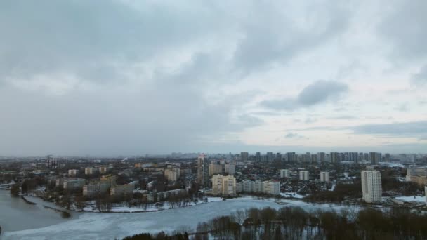 Przedmieścia Dużego Miasta Przecznicę Wysokości Lotu Staw Parku Miejskim — Wideo stockowe