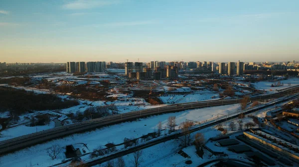 大都市の郊外 飛行の高さから街のブロック 交通量の多い街の高速道路 冬の街並み 日没の黄金の時間 空中写真 — ストック写真