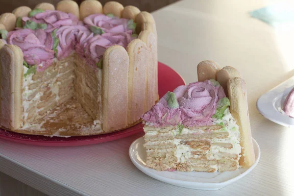 サヴォワールディのクッキーとマシュマロのバラとケーキ ケーキが１つ切り取られている リボンで結ばれている リボンは弓に結ばれています — ストック写真