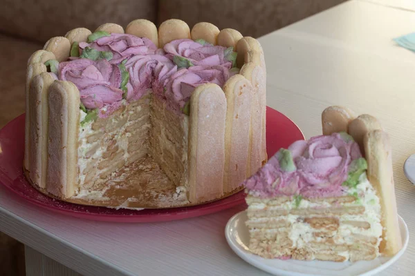 サヴォワールディのクッキーとマシュマロのバラとケーキ ケーキが１つ切り取られている リボンで結ばれている リボンは弓に結ばれています — ストック写真