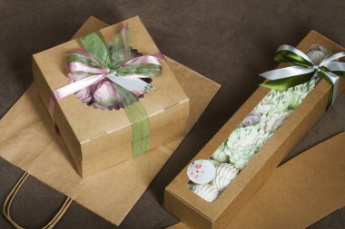 Güller, laleler ve marşmelovlardan kasımpatılar. Zephyr çiçekleri. El işi ambalajında. Kurdeleyle bağlanmış.