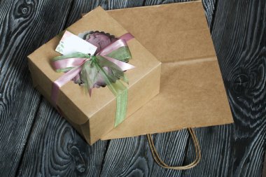 Güller, laleler ve marşmelovlardan kasımpatılar. Zephyr çiçekleri. El işi ambalajında. Kurdeleyle bağlanmış.