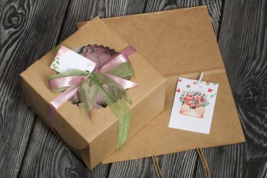 Güller, laleler ve marşmelovlardan kasımpatılar. Zephyr çiçekleri. El işi ambalajında. Kurdeleyle bağlanmış.