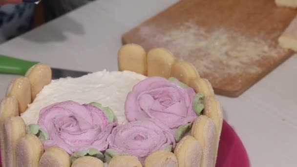 Kvinna Dekorerar Tårta Med Marshmallow Rosor Tårta Med Savoiardi Kakor — Stockvideo