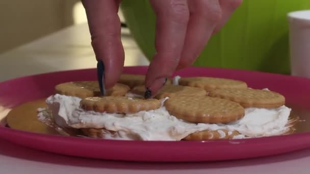 Een Vrouw Maakt Een Taart Taart Met Savoiardi Koekjes Marshmallow — Stockvideo