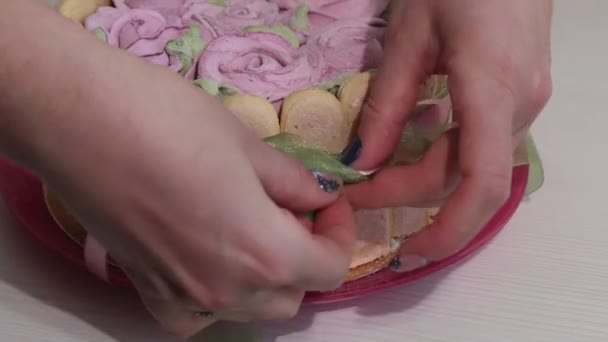 Une Femme Attache Gâteau Avec Ruban — Video