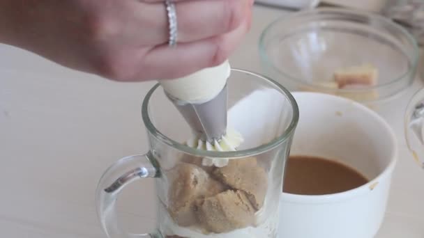 Una Donna Prepara Dolce Bicchiere Applicare Crema Dolce Con Biscotti — Video Stock