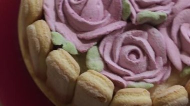 Pasta pişirme. İçinde Savoiardi kurabiyeleri ve marshmallow gülleri olan kek..