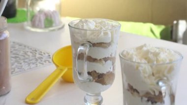 Savoiardi kurabiyesi ve kremalı tatlı. Tiramisu kurabiyeleri. Yakın plan...