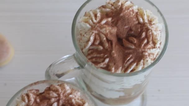 Kobieta Robi Deser Szklance Posypać Kakao Proszku Deser Ciasteczkami Śmietaną — Wideo stockowe