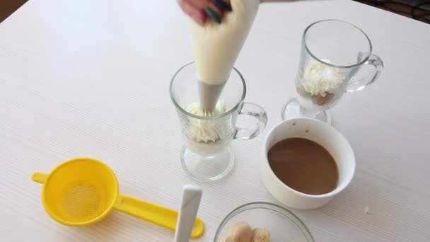 Una Mujer Hace Postre Vaso Tomado Arriba Postre Con Galletas — Vídeos de Stock