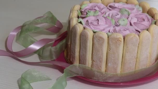 Taart Linten Cake Met Savoiardi Koekjes Marshmallow Rozen — Stockvideo