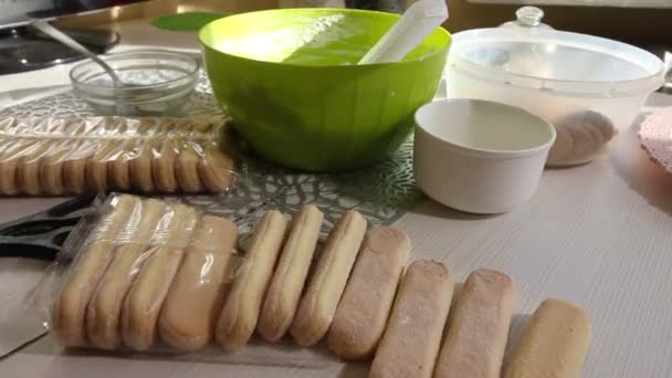 Taart Met Savoiardi Koekjes Marshmallow Rozen Ingrediënten Worden Tafel Gelegd — Stockvideo