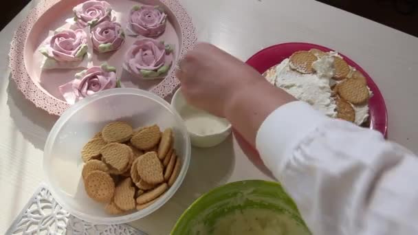 Tårta Med Savoiardi Kakor Och Marshmallow Rosor Ingredienserna Läggs Bordet — Stockvideo