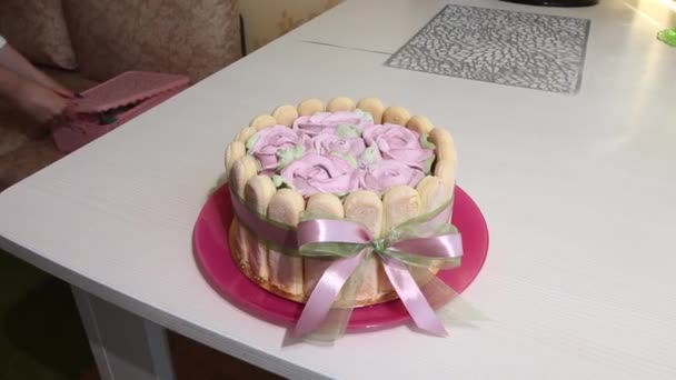 Gâteau Aux Biscuits Savoiardi Aux Roses Guimauve Attaché Avec Ruban — Video
