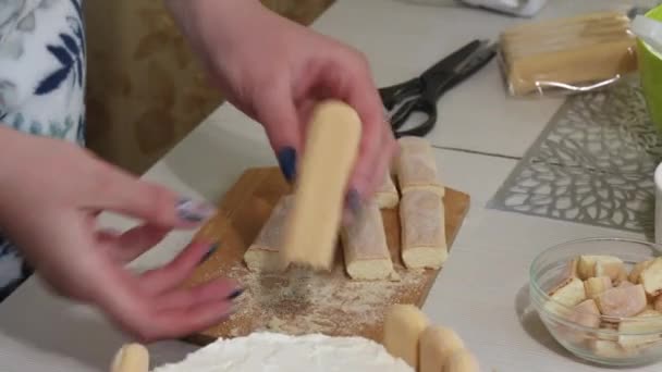 쿠키로 케이크를 덮는다 사보이 쿠키와 마시멜로 장미를 곁들인 케이크 클로즈업 — 비디오