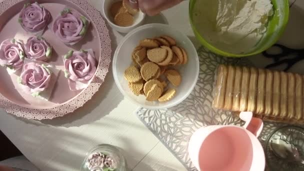 Uma Mulher Está Preparar Bolo Biscoitos Ingredientes Estão Mesa Bolo — Vídeo de Stock