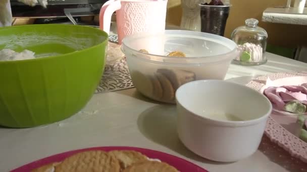 Una Donna Sta Preparando Una Torta Biscotti Gli Ingredienti Sono — Video Stock