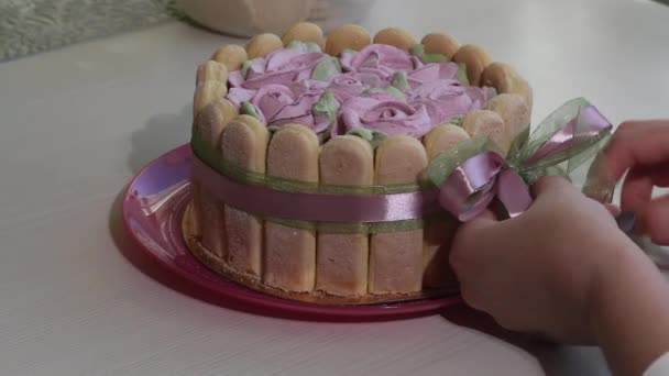 Kobieta Wiąże Tort Wstążką Ciasto Ciasteczkami Savoiardi Różami Piankowymi — Wideo stockowe