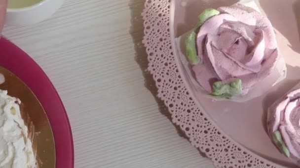 Eine Frau Schmiert Sahne Auf Einen Kuchen Kuchen Mit Savoiardi — Stockvideo