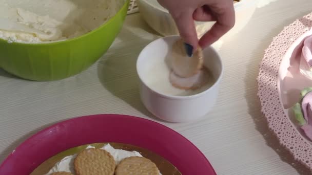 Femeie Tort Prăjituri Tort Cookie Uri Savoiardi Trandafiri Bezea — Videoclip de stoc