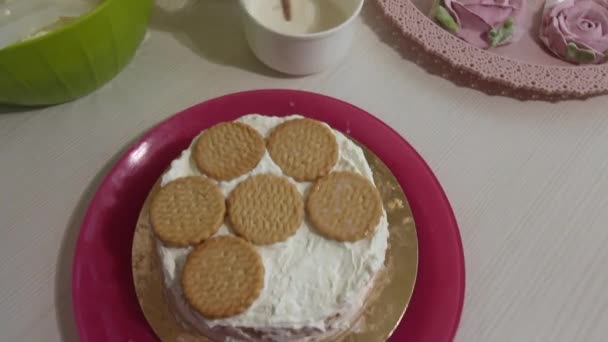 Een Vrouw Stapelt Een Koekjescake Cake Met Savoiardi Koekjes Marshmallow — Stockvideo