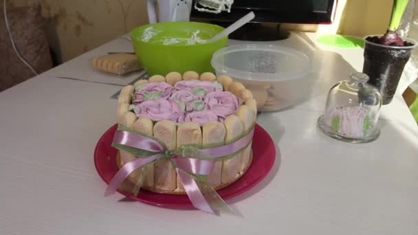 Ciasto Ciasteczkami Savoiardi Piankowymi Różami Zbliżenie — Wideo stockowe