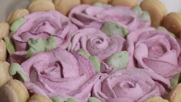 Bolo Com Biscoitos Savoiardi Rosas Marshmallow Close — Vídeo de Stock