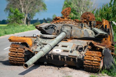 24 Şubat 'ta Rus birlikleri Ukrayna sınırını geçti. Geniş çaplı bir savaş başladı. Önünüzde Ukrayna topraklarında yanmış bir Rus tankının fotoğrafı var..