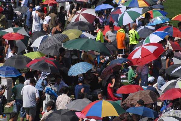 Сент-Пол, Миннесота. Большая толпа на спортивном мероприятии, используя зонтики, чтобы помочь держать солнце от них.