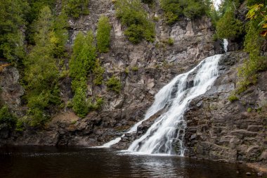 Silver Bay, Minnesota 'da. Güzel Ren geyiği Şelaleleri Geyik Nehri 'ne akıyor. Sonbaharda, Ulusal Orman' da..  