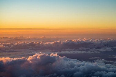 Maui, Hawaii. Haleakala Ulusal Parkı 'ndaki Haleakala Krateri' nde gün batımında bulutların dramatik manzarası..  