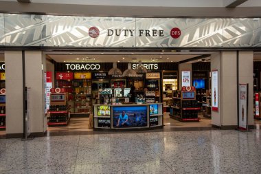 Honolulu, Hawaii. Daniel K. Inouye Uluslararası Havaalanı. Gezginler havaalanındaki gümrüksüz bir dükkandan alışveriş yapıyorlar.. 