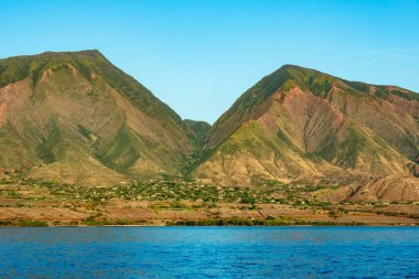 Maui, Hawaii. Pasifik Okyanusu 'ndan çekilmiş Lahaina ve Batı Maui dağlarının muhteşem manzarası..