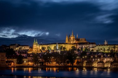Vltava Nehri 'nden Prag Kalesi manzarası