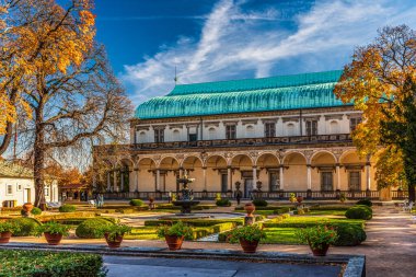 İmparatorluk yazlık sarayında sonbahar.