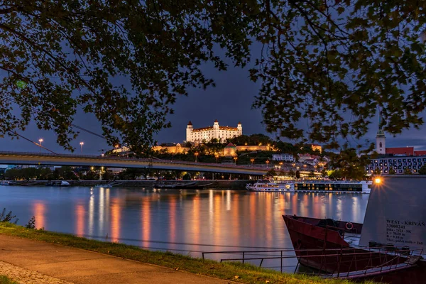 Castelo Bratislava Acima Rio Danúbio — Fotografia de Stock