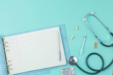 Masada tıbbi malzeme ve ilaçlar var..