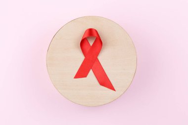 Kırmızı kurdele. Kanser kontrol sembolü.