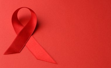 Masada kanser kırmızı kurdele işareti var..