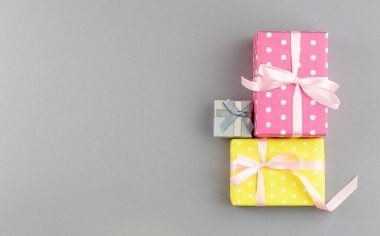 Hediye kağıdında masanın üstünde..