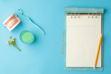 Ağız hijyenik aksesuarları olan dişçi masası..