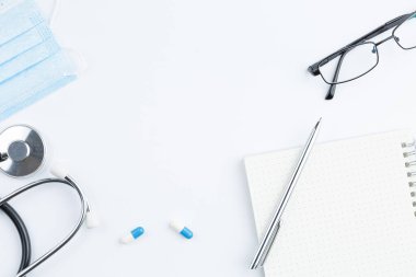 Stetoskop ve kırtasiyeli doktor masası.