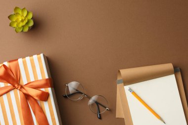 Hediye kağıdındaki hediye kutusu..