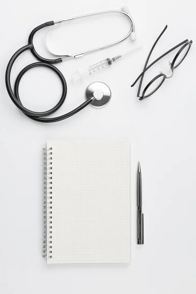 Gabinet lekarski ze stetoskopem i artykułami piśmiennymi. — Zdjęcie stockowe